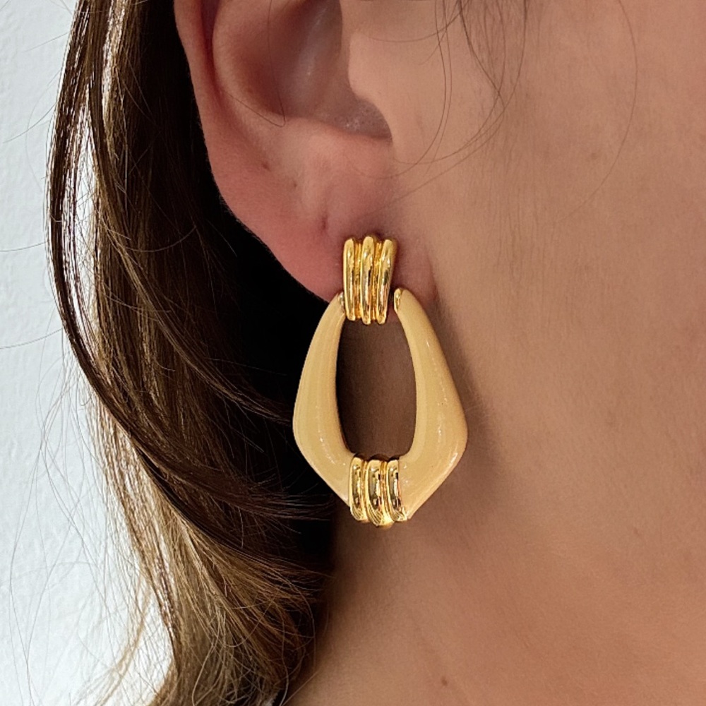 Vintage dangle door knocker earrings in gold tone and beige for pierced ears.